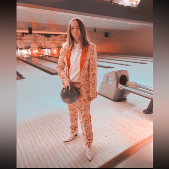 “Men’s” Pink floral suit (: jacket 32 regular , pants 32” W X 30” L - Picture 1 of 3